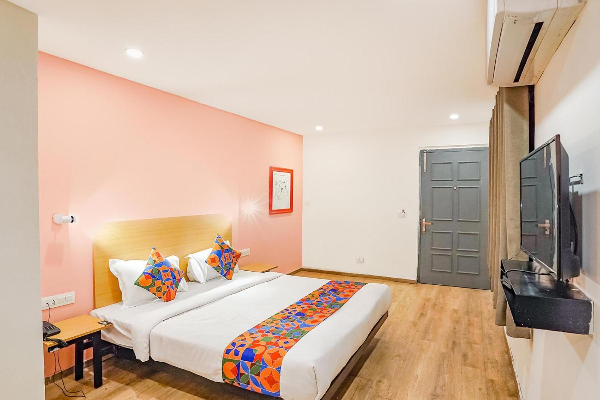 Indirapuram Super Townhouse O Hotel Aditya Residency Near Parthala Over Bridge Sector 121 Noida מראה חיצוני תמונה