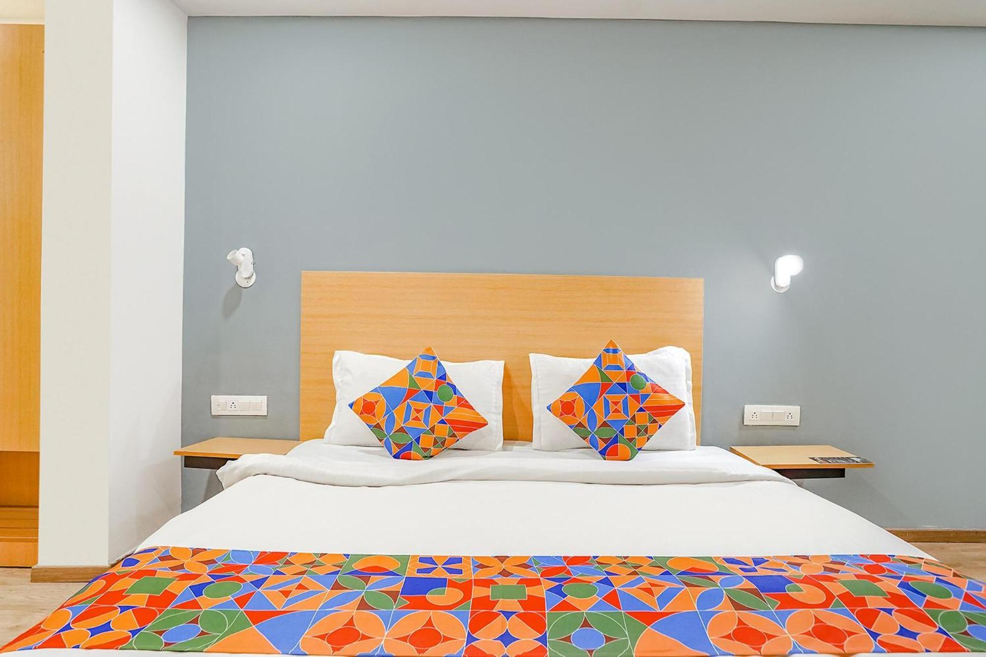 Indirapuram Super Townhouse O Hotel Aditya Residency Near Parthala Over Bridge Sector 121 Noida מראה חיצוני תמונה