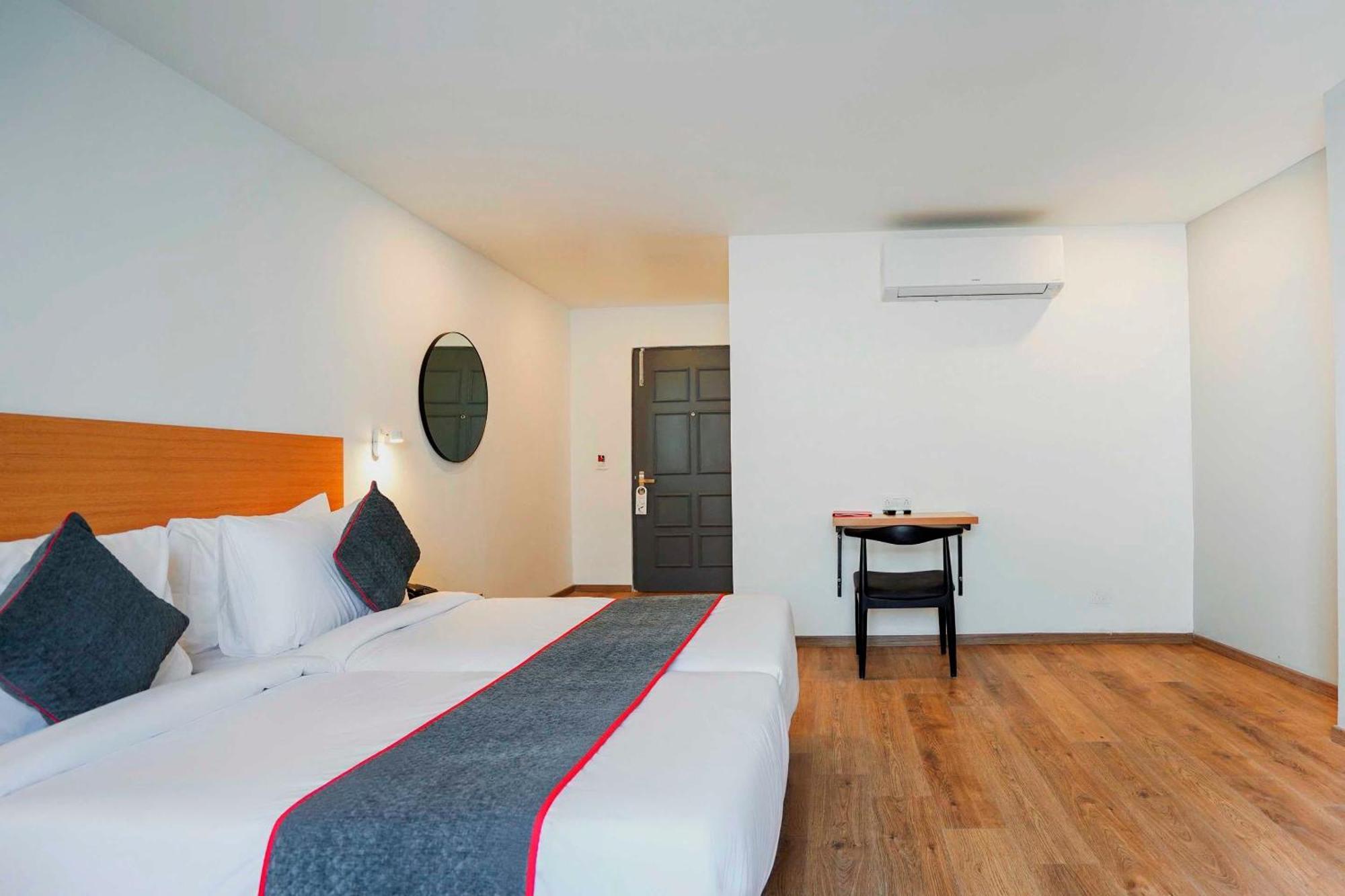 Indirapuram Super Townhouse O Hotel Aditya Residency Near Parthala Over Bridge Sector 121 Noida מראה חיצוני תמונה